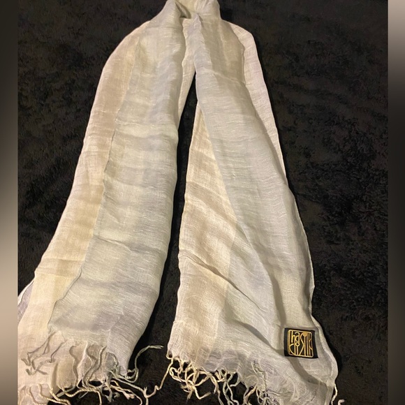 PRE OWNED SCARF IN VERY GOOD CONDITION - Picture 3 of 5